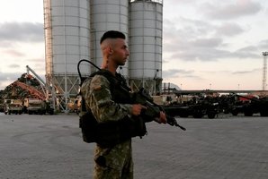 „Lietuvos balso“ talentas ir profesionalus karys Maksimilianas: „Naujas dainas tenka paniūniuoti ir apkasuose“