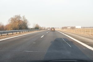 Kelininkai: šalies kelių dangos sausos, dieną eismą sunkins gūsingas šiaurės vėjas