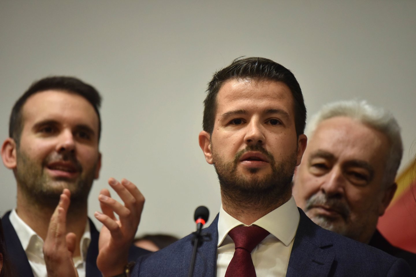 ​Juodkalnijos prezidento rinkimus laimėjo naujai įkurtos partijos „Europa dabar!“ kandidatas Jakovas Milatovičius. Proserbiškos stovyklos remiamas politikos naujokas sekmadienį vykusiame antrajame rinkimų rate laimėjo 59–60 proc. balsų. Provakarietiškas ligšiolinis prezidentas Milas Džukanovičius turėjo tenkintis 40–41 proc. balsų.<br>EPA-ELTA nuotr.