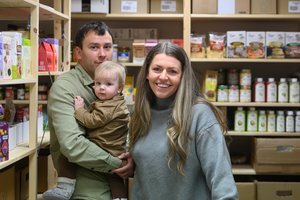 Sumanymas šeimą sugrąžino į vaikystės miestą Pakruojį – pakuodami siuntas pirkėjams laikosi vienos tradicijos