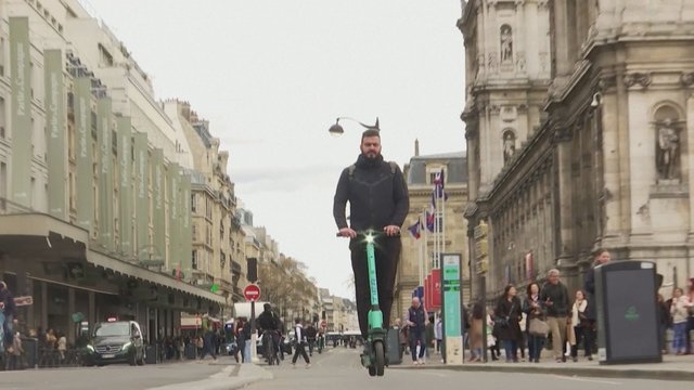 Kol vieni švenčia pergalę – kiti lieja apmaudą: Paryžiuje elektriniams paspirtukams uždrausta važinėti gatvėmis