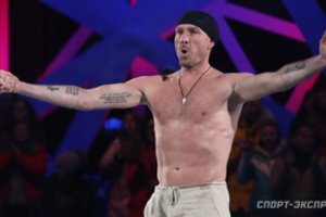 Rusijoje skelbiami pergalės šūksniai: be kojų pėdų ir rankų likęs olimpinis čempionas turi šansą pabėgti nuo mirties