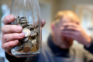 Lietuviai klimpsta į skolas: pakako vos kelių mėnesių, kad jos išsipūstų milijoninėmis sumomis