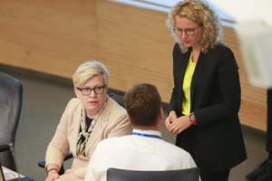 Įtampa valdančiojoje koalicijoje jau matoma plika akimi: už durų palikti bendražygiai nusileisti neketina