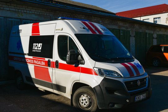 Aiškėja naujos detalės apie pro antro aukšto balkoną Kavarske iškritusio 5-mečio būklę ir incidentą