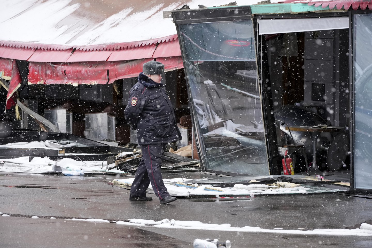 Rusijos policininkas prie sprogimo vietos Sankt Peterburge.<br>AP/Scanpix nuotr.