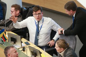 Seimui pritarus įvesti ribojimus rusams – skambūs apsižodžiavimai: L. Kasčiūną įsiutino J. Sabatausko frazė