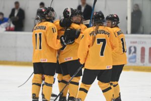 Po įtikinamo starto pasaulio čempionate – ledo ritulininkių laukia šeimininkių iššūkis