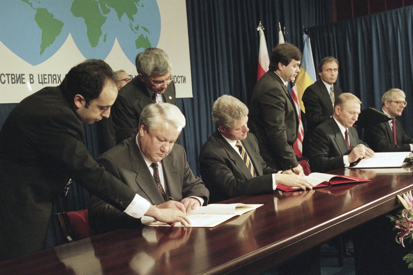 Rusijos prezidentas Borisas Jelcinas (kairėje), JAV prezidentas Billas Clintonas, Ukrainos prezidentas Leonidas Kučma ir Didžiosios Britanijos ministras pirmininkas Johnas Majoras (dešinėje) pasirašo Branduolinio ginklo neplatinimo sutartį per Europos saugumo ir bendradarbiavimo komisijos (ESBO) aukščiausiojo lygio susitikimą Budapešte, Vengrijoje, 1994 m. gruodžio 5 d.<br>AP/Scanpix nuotr.