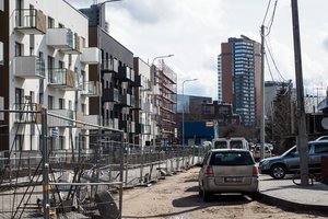 Ragina neignoruoti problemos: dėl augančių paskolų įmokų palūkanų žmonės rizikuoja netekti namų