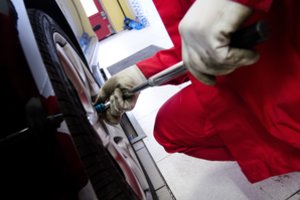 Tikėjosi, kad automobilį sutaisys veltui, tačiau paprašė 200 eurų: įtaria, kad verslininkai sumąstė, kaip pasipinigauti