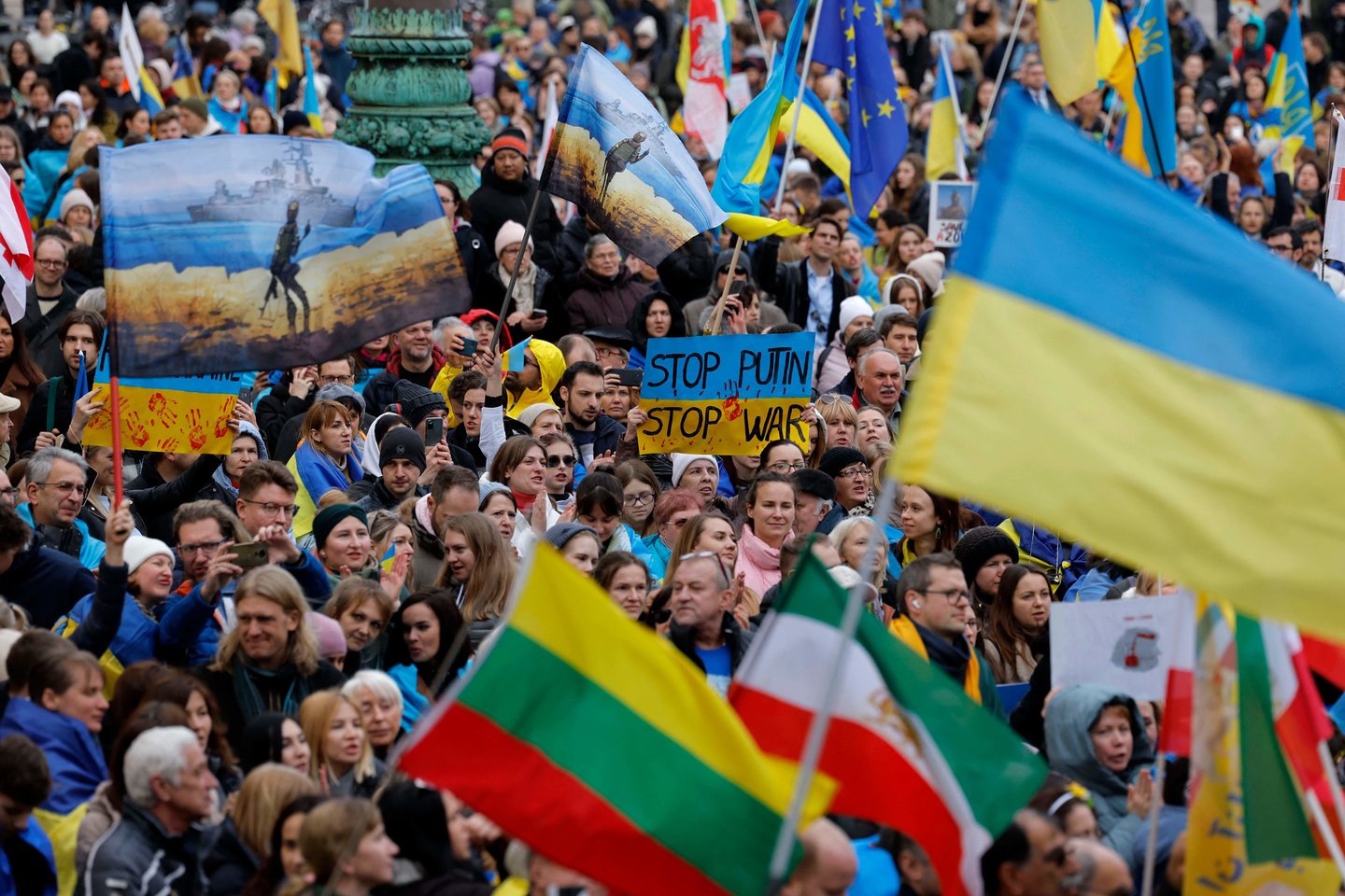 ​Ukrainiečiai geriausiai vertina Lenkiją, Didžiąją Britaniją, Lietuvą, Estiją, Latviją ir Kanadą, prasčiausiai – Rusiją, Baltarusiją ir Iraną.<br>AFP/Scanpix nuotr.