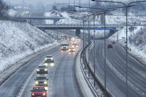 Kelininkai įspėja: naktį eismo sąlygas sunkins snygis, plikledis ir rūkas