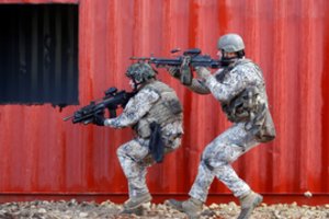 Latvijos parlamentas priėmė įstatymą dėl privalomosios karo tarnybos