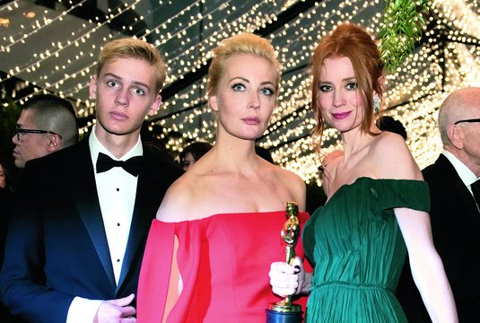 „Oskarų“ teikimo ceremonijoje J.Navalnaja dalyvavo su dukra Darija ir sūnumi Zacharu.