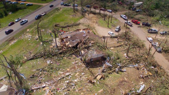 Dar viena JAV valstija nukentėjo nuo tornado: žuvo mažiausiai 5 žmonės, iš namų liko griuvėsiai