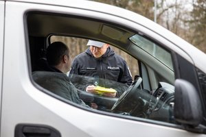 Pareigūnai vairuotojams dalijo nervus raminančią arbatą – tai darė ne šiaip sau