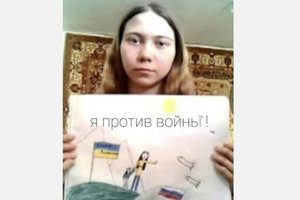 Rusijoje iš tėvo dėl piešinio apie Ukrainą atimta mergaitė perduota motinai