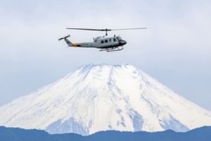 Japonijos armija pranešė, kad sraigtasparnis su 10 žmonių nukrito į vandenyną