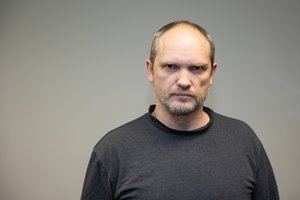 Šmeižto byla: prokuroras L. Ragelskiui siūlo skirti 3 tūkst. eurų baudą, šis prašo atleidimo nuo atsakomybės ir perdavimo motinos globai