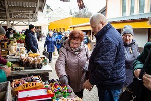 Turguje – pirkėjų antplūdis: prekeiviai siūlo ir ašarojant paruoštus krienus, ir kiaušinį už 5 eurus