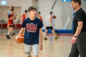 JAV išeivijos lietuviai lankosi Lietuvoje ir dalyvauja krepšinio treniruočių stovyklose su bendraamžiais