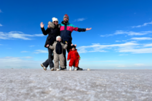 Šeima ant ratų: Oksana ir Paulius su dviem mažais vaikais automobiliu pasiekė ir Iraną, ir Dakarą