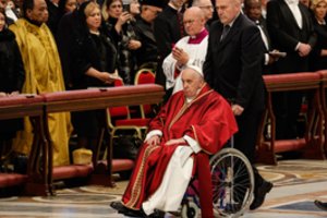 Popiežius Pranciškus dalyvavo Didžiojo penktadienio liturgijoje Šv. Petro bazilikoje