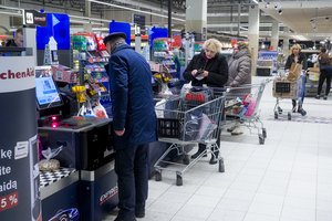 Štai kaip per Velykų savaitgalį dirbs parduotuvių tinklai ir prekybos centrai: prieš vykstant – geriau pasitikrinti