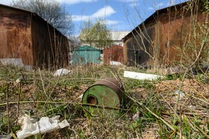 Surūdijusių metalinių garažų savininkai ne taip lengvai valstybei leidžia juos nukelti – prireikia net antstolių