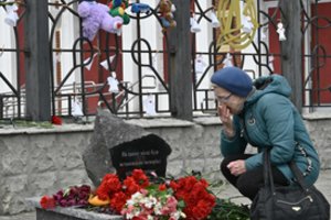 Ukrainiečiai gedi prieš metus Kramatorsko geležinkelio stotyje žuvusių dešimčių žmonių