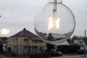 Įstatymo pataisa leistų sumažinti elektros kainą vartotojams