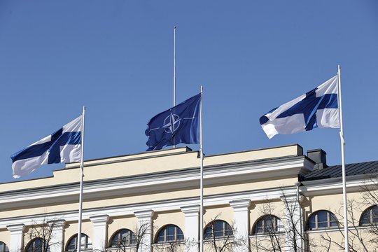 Suomijos ir NATO vėliavos plevėsuoja Užsienio reikalų ministerijos kieme Helsinkyje.