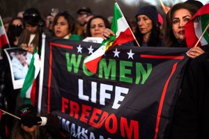 Irano policija įrengs „išmaniąsias kameras“ ir gaudys galvos neprisidengusias moteris