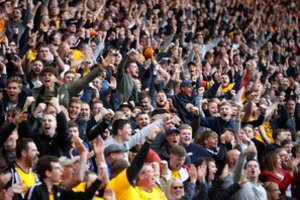 Už homofobiškas skanduotes buvo sulaikyti trys „Premier“ lygos fanai