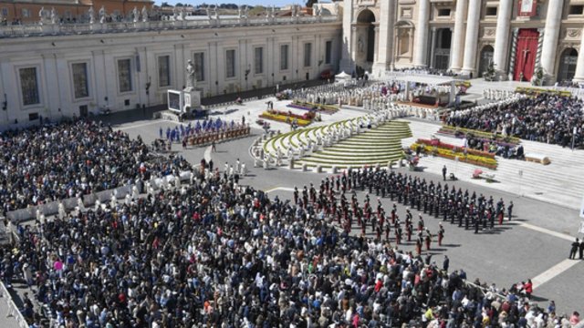 Tikintieji Velykų proga dalyvavo popiežiaus vedamose šventose mišiose: susirinko apie 100 tūkst. žmonių
