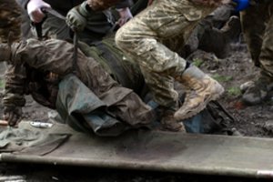 Dar vienas makabriškas nusikaltimas: okupantai rusai Bachmute nupjovė ukrainiečių kariui galvą