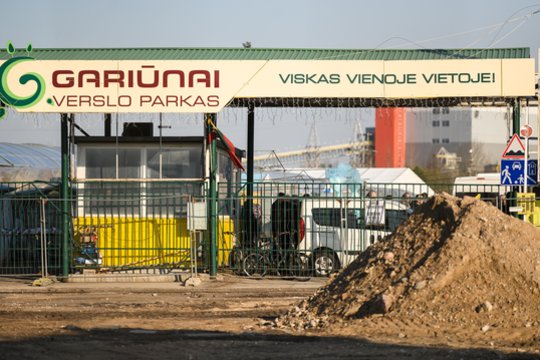 Balandžio 11 d. turgavietės atstovai laukia Vilniaus miesto savivaldybės atstovų statybvietėje prie Gariūnų.<br>V.Skaraičio nuotr.