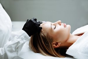 Botulinas, hialuronas ar kalcio užpildai – gydytoja atsakė, ką rinktis raukšlių lyginimui