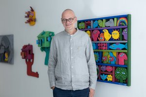 Jubiliejinėje Mariaus Jonučio parodoje – spalvingas sapnų pasaulis