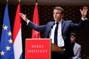Vizito Nyderlanduose metu protestuotojai sutrikdė E. Macrono kalbą