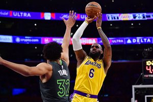 L. Jamesas dramatiškame mače išvedė „Lakers“ į atkrintamąsias