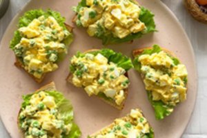 Kiaušinių salotos su žirneliais: sotu, gardu ir paprasta