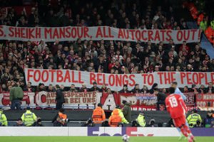 Sutriuškinto „Bayern“ sirgaliai Mančesteryje siuntė žinią – iškėlė plakatą su žinute