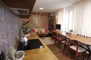 Butą sostinėje įsigijusi interjero dizainerė neskubėjo pirkti brangiausių baldų: tai, ko reikėjo, rado garaže