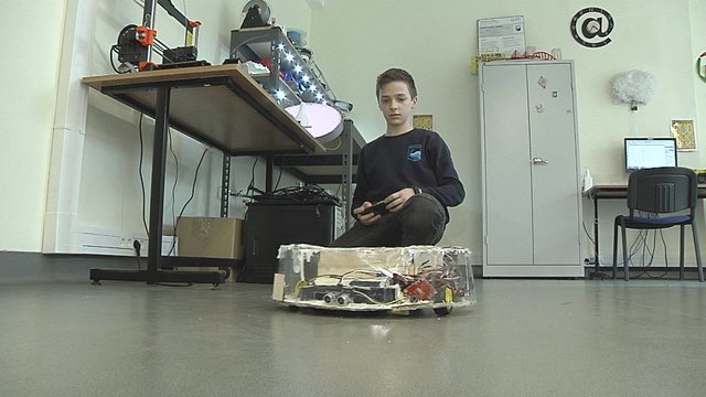 Moksleiviai demonstruoja elektronikos, inžinerijos gabumus: sukonstruoja ir robotą siurblį