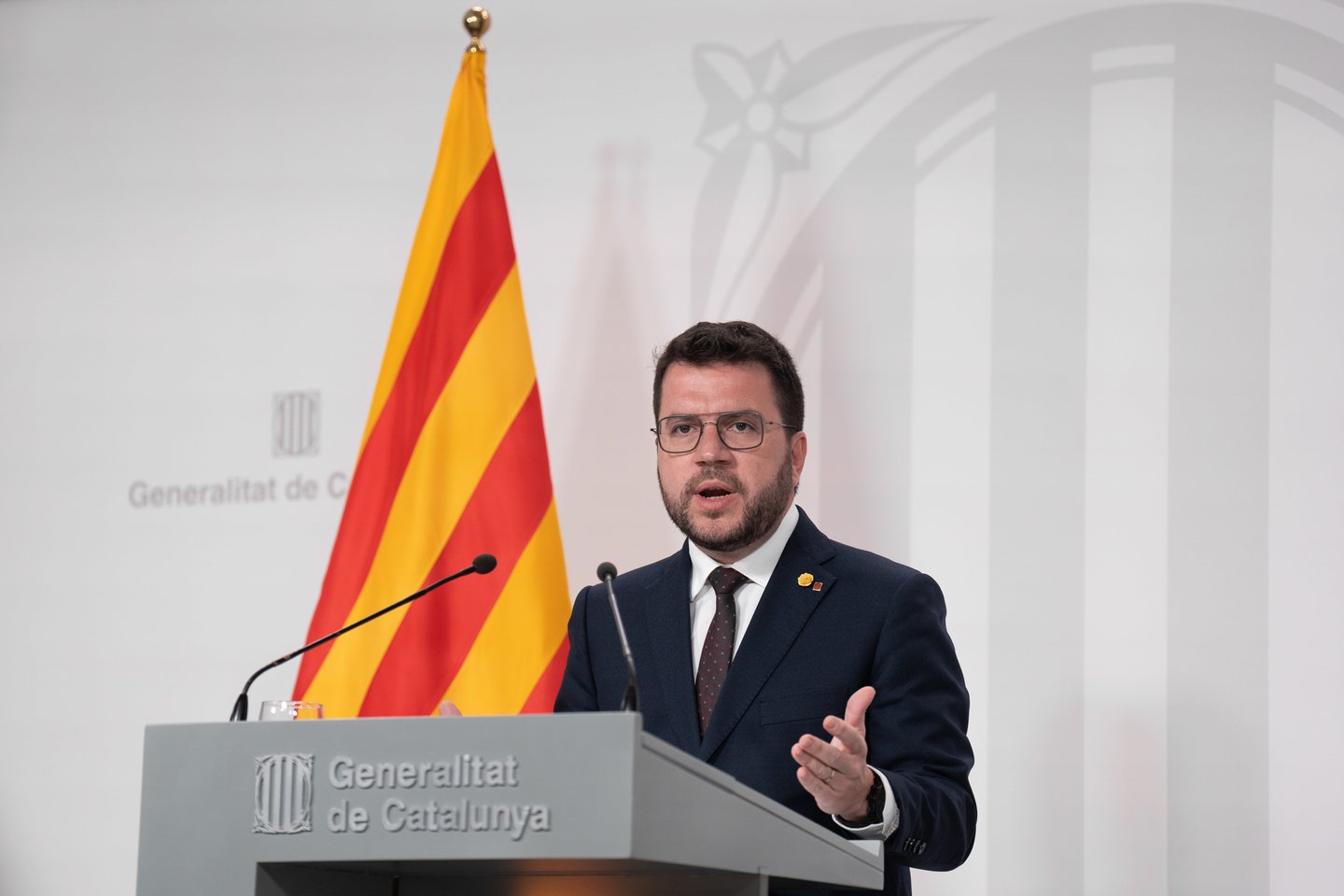 Ispanijos centrinė vyriausybė atmetė naujus Katalonijos regiono planus surengti referendumą dėl nepriklausomybės. „Kol vyriausybei vadovaus (Pedro) Sanchezas, referendumo dėl apsisprendimo Katalonijoje nebus“, – trečiadienį žurnalistams Madride sakė finansų ministrė Maria Jesus Montero. Ji pabrėžė, kad premjero Pere‘o Aragoneso vadovaujama Katalonijos vyriausybė turi laikytis konstitucijos.<br>Zuma Press/Scanpix nuotr.