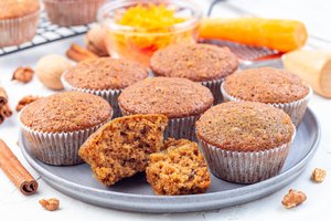 Burnoje tirpstantys morkų keksiukai patiks ir mažiems, ir dideliems