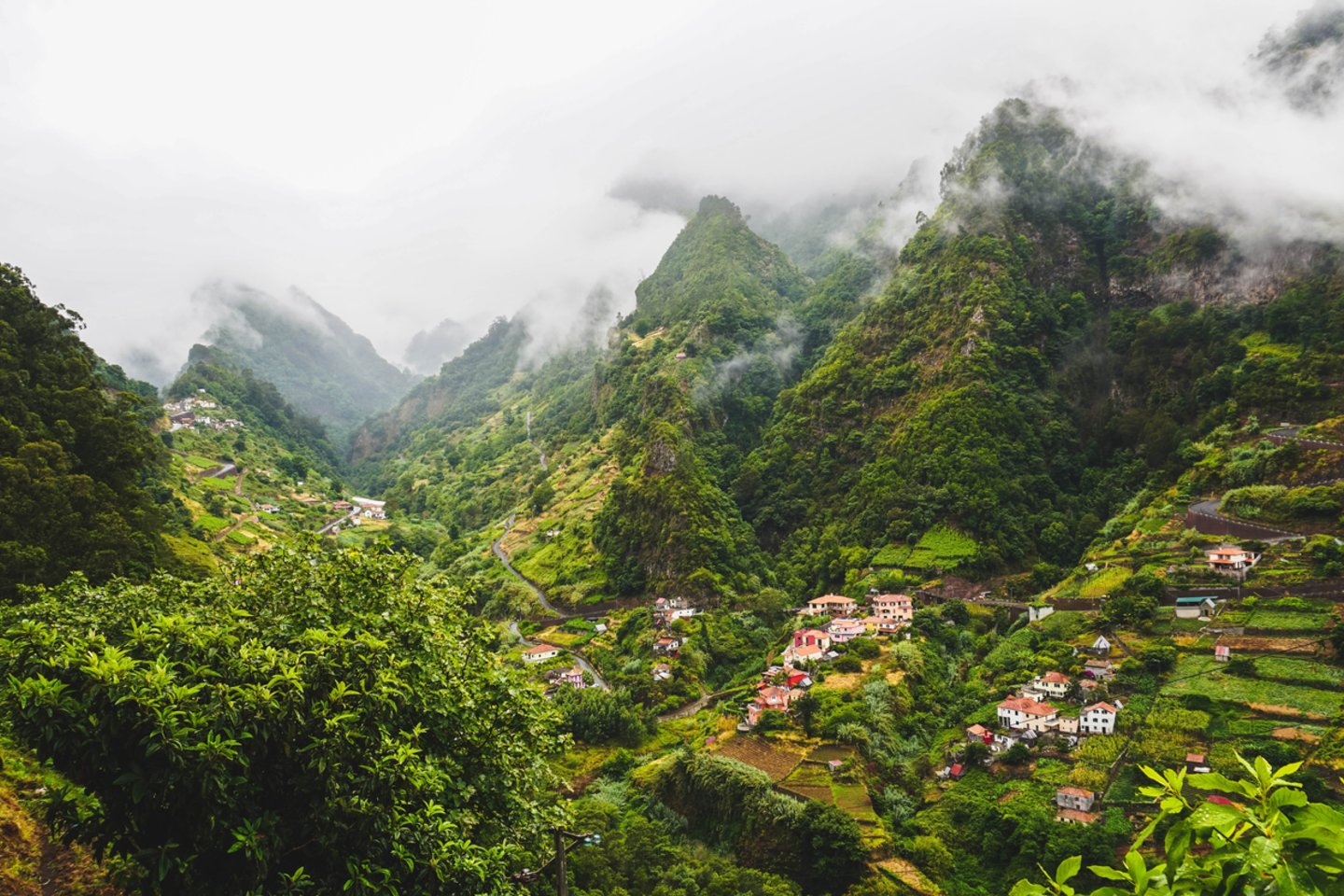 Prie Maroko ir Portugalijos krantų esanti Madeira apdovanota unikaliu kraštovaizdžiu. Čia gausu stačių uolų, vulkaninės kilmės kalnų, paplūdimių, žaliuojančių kalvų ir krioklių.