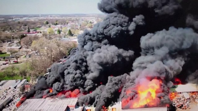 Indianos perdirbimo gamykloje – didžiulio masto gaisras: tūkstančiai žmonių priversti evakuotis